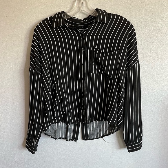 Forever 21 Tops - Forever 21 Women’s Small Black And White Stripped Cropped Button Up